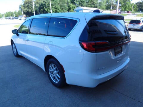 2027 Chrysler Pacifica Select