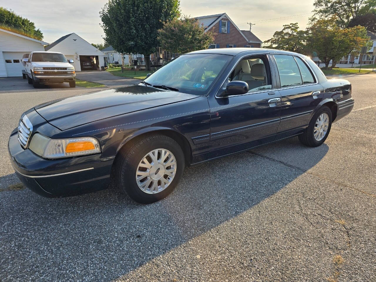 2003 Ford Crown Victoria for sale at QUEENSGATE AUTO SALES in York, PA