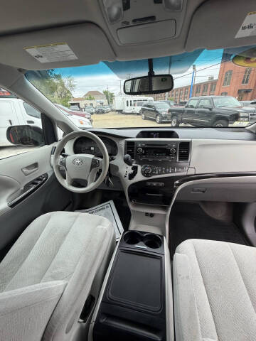 2013 Toyota Sienna LE 7-Passenger
