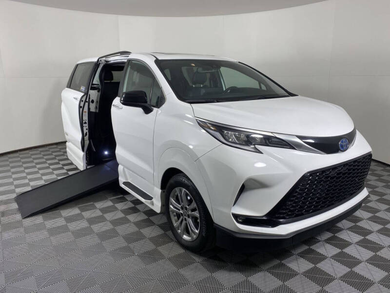 2023 Toyota Sienna XSE's photo