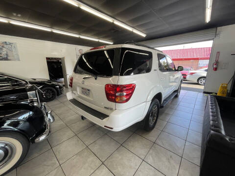 2004 Toyota Sequoia SR5