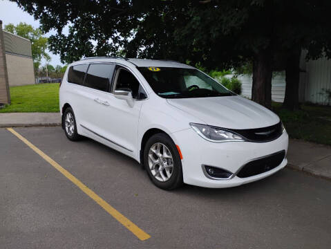 2017 Chrysler Pacifica Limited Photo