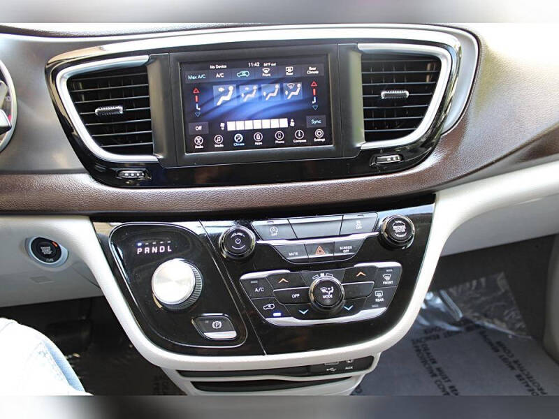 2020 Chrysler Voyager LX