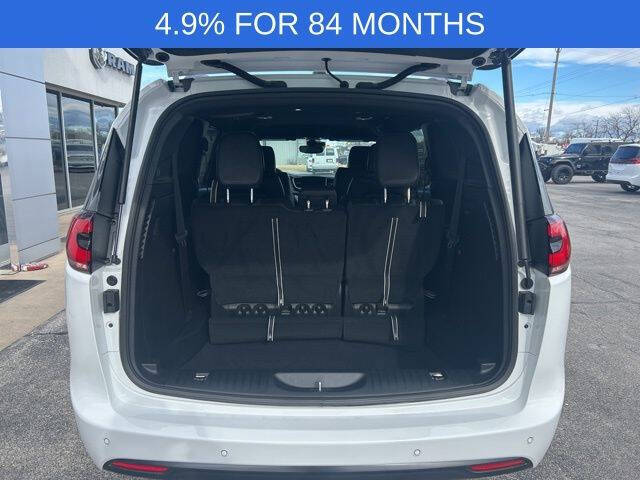 2026 Chrysler Pacifica Select