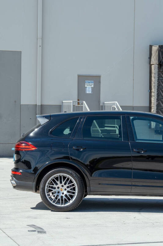 2017 Porsche Cayenne Platinum Edition