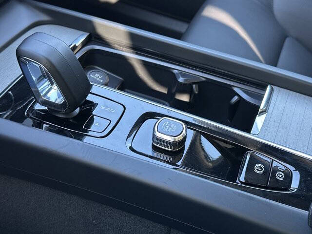 2025 Volvo XC60 B5 Plus Dark Theme