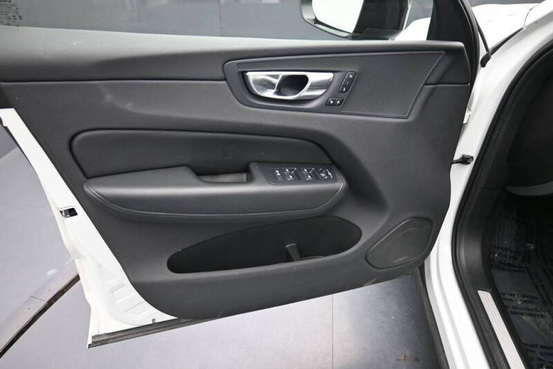 2025 Volvo XC60 B5 Plus Dark Theme