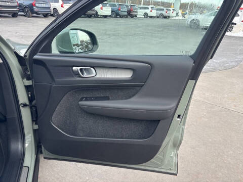 2025 Volvo XC40 B5 Plus Bright Theme