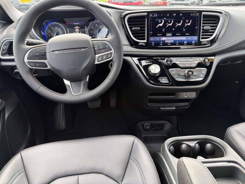 2027 Chrysler Pacifica Select