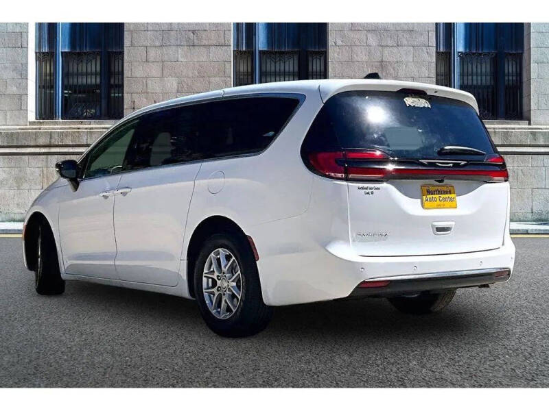 2027 Chrysler Pacifica Select