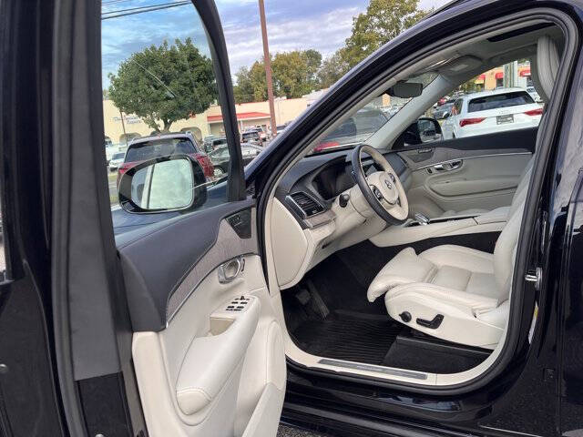 2023 Volvo XC90 Recharge T8 Ultimate Dark Theme