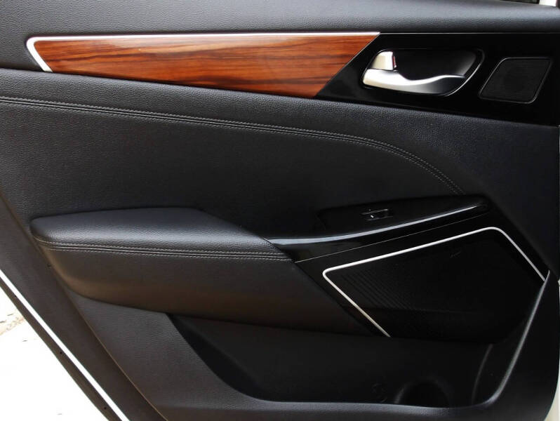 2019 Kia Cadenza Technology