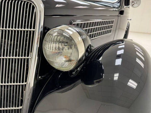 1935 Ford Deluxe