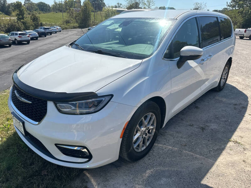 2023 Chrysler Pacifica Touring's photo