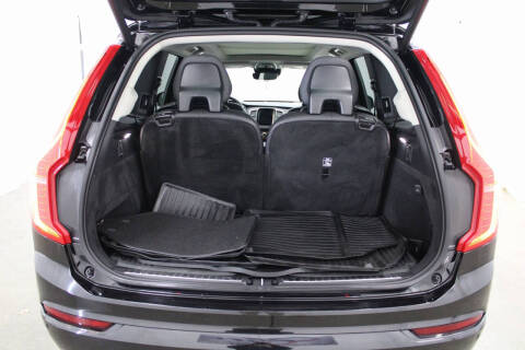 2022 Volvo XC90 T6 Momentum 6-Passenger