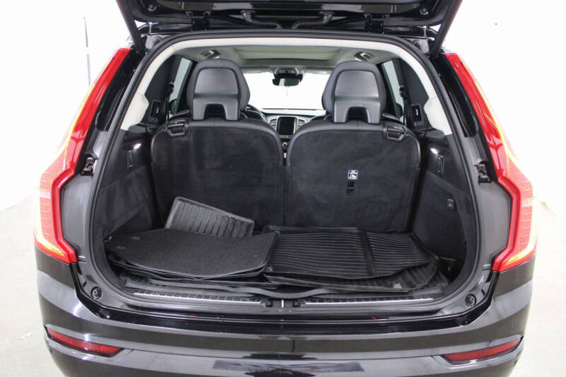 2022 Volvo XC90 T6 Momentum 6-Passenger