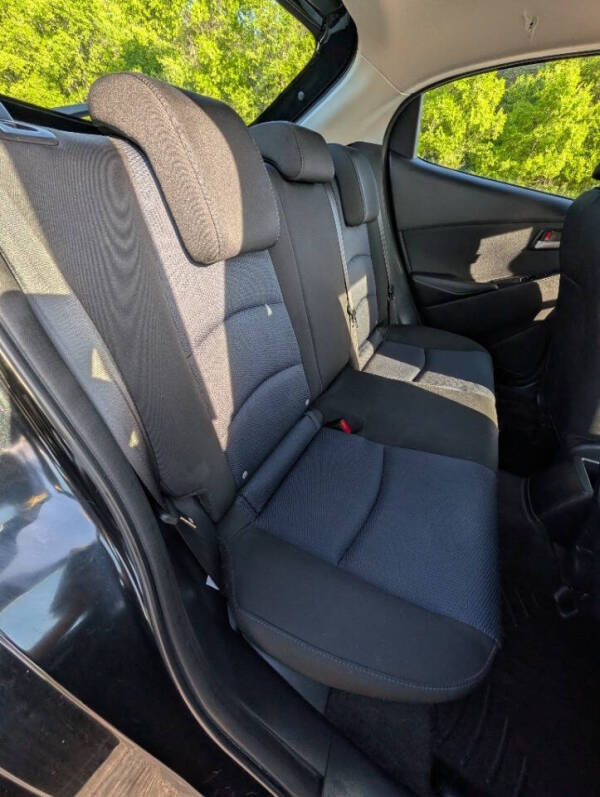 2020 Toyota Yaris Hatchback LE