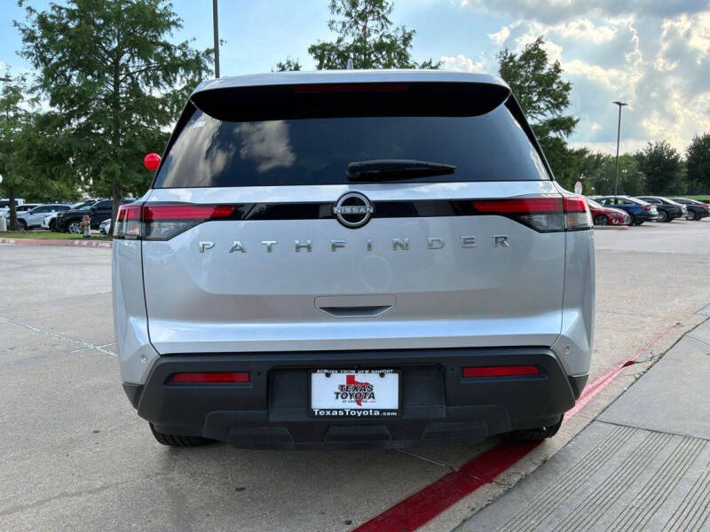 2025 Nissan Pathfinder SV