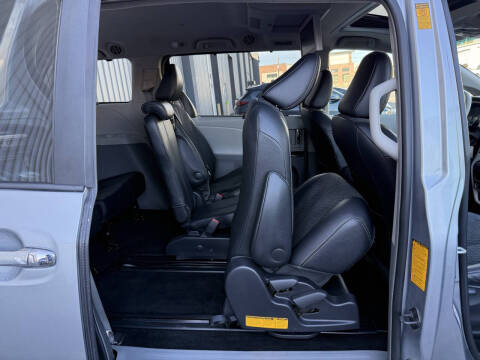 2013 Toyota Sienna SE 8-Passenger