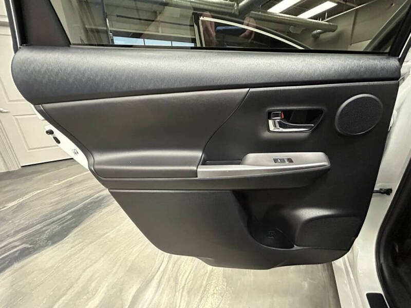 2016 Toyota Prius v Five