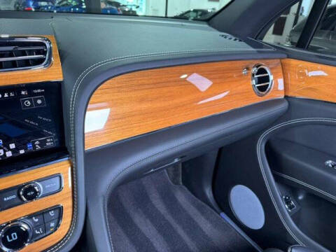 2023 Bentley Bentayga EWB V8