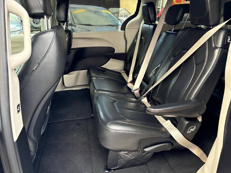 2017 Chrysler Pacifica Touring-L