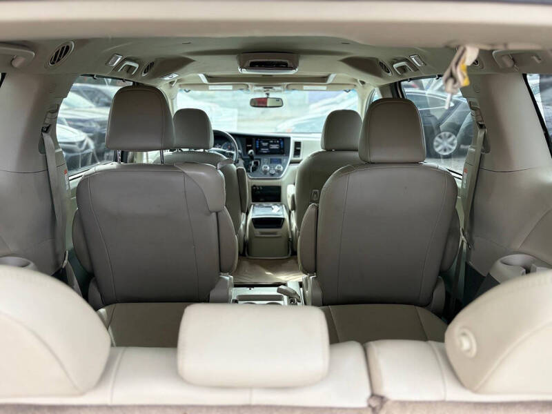 2017 Toyota Sienna XLE Premium 8-Passenger