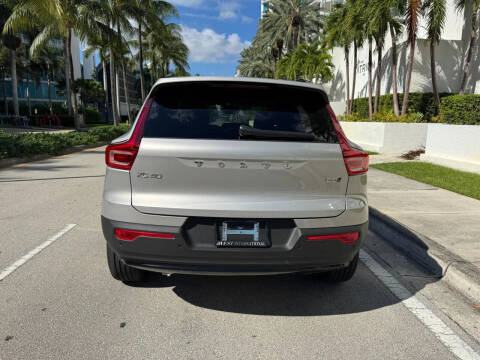 2025 Volvo XC40 B5 Plus Dark Theme