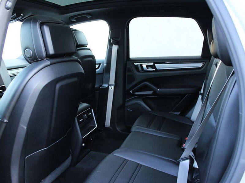 2022 Porsche Cayenne Platinum Edition