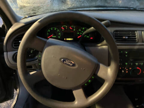 2004 Ford Taurus SE