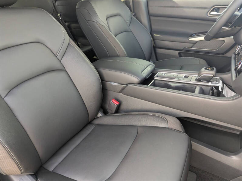 2025 Nissan Pathfinder SL