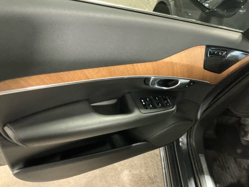 2021 Volvo XC90 T6 Momentum 7-Passenger