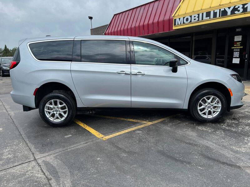 2024 Chrysler Voyager LX
