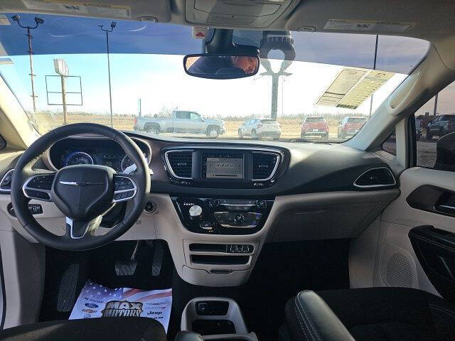 2023 Chrysler Voyager LX