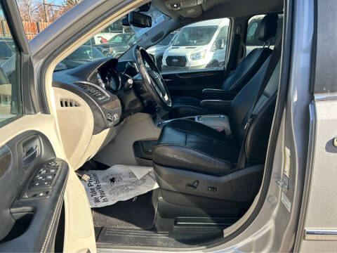 2015 Chrysler Town and Country Touring-L