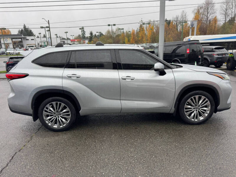 2022 Toyota Highlander Hybrid Platinum