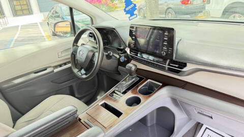 2022 Toyota Sienna LE 8-Passenger
