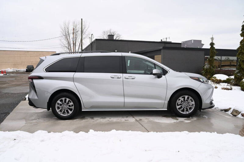 2025 Toyota Sienna XLE 8-Passenger