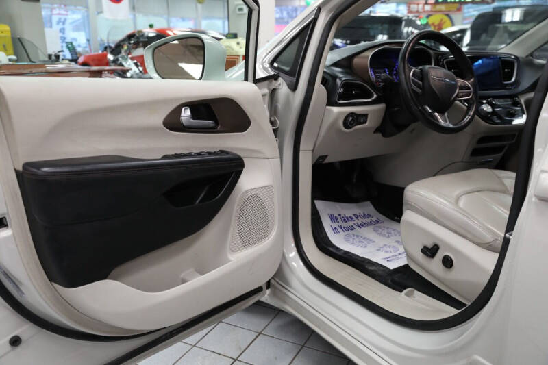 2017 Chrysler Pacifica Touring-L