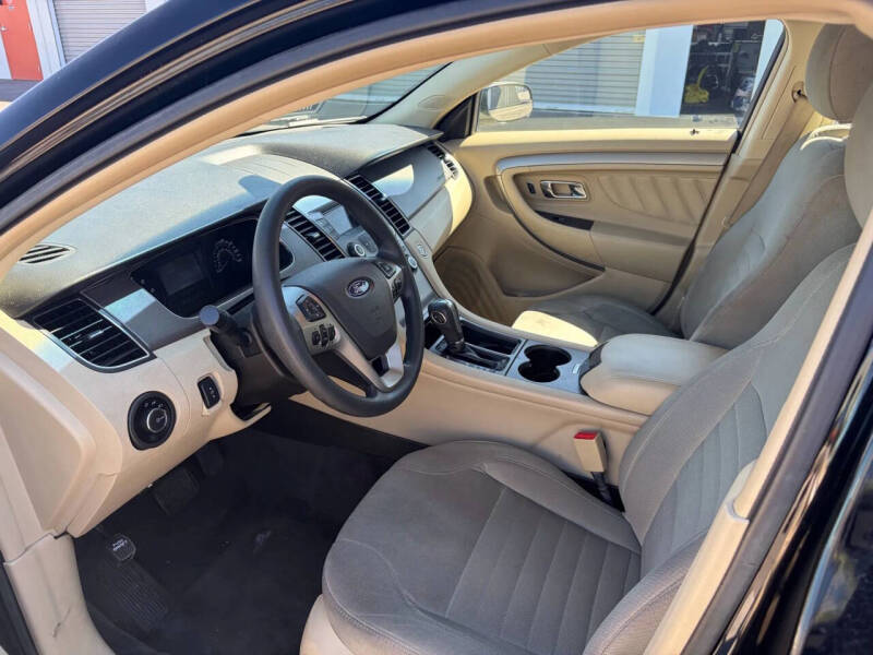2017 Ford Taurus SE