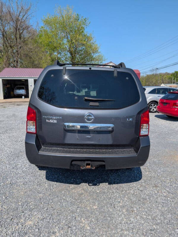 2011 Nissan Pathfinder LE