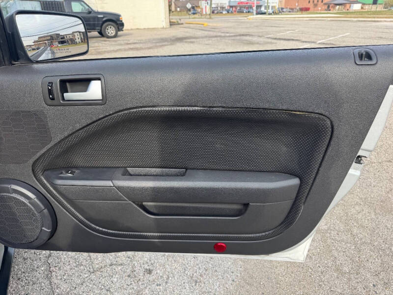 2005 Ford Mustang V6 Deluxe