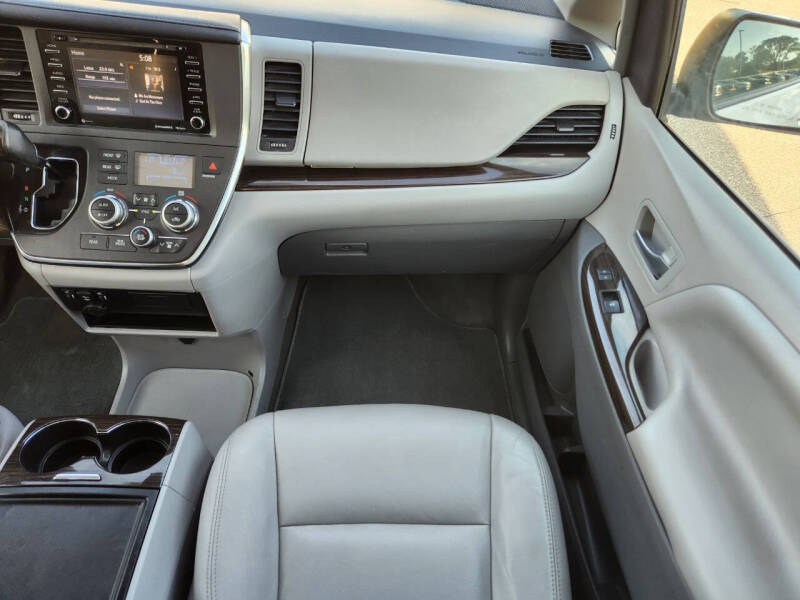 2018 Toyota Sienna XLE 7-Passenger Auto Access Seat