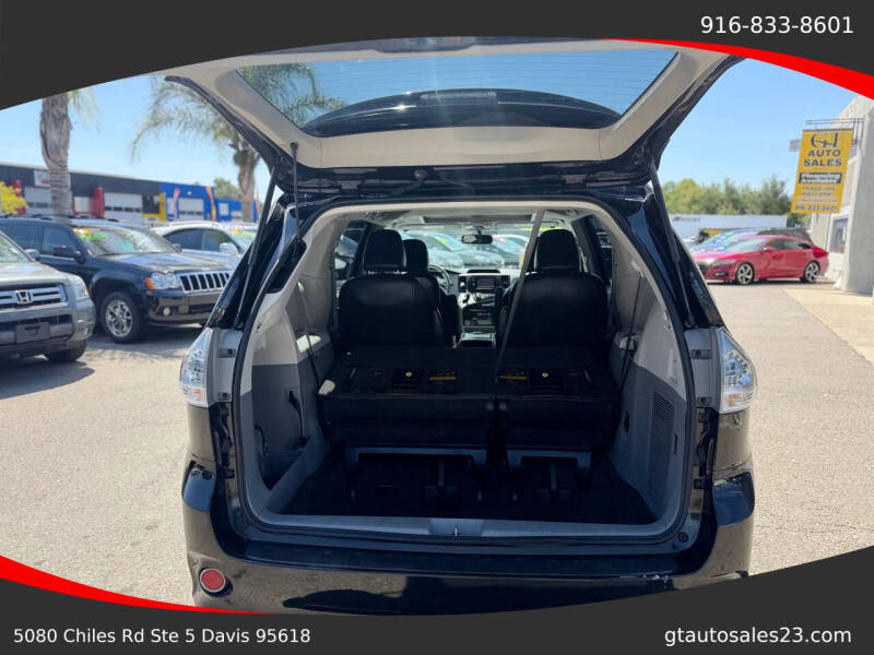 2013 Toyota Sienna SE 8-Passenger