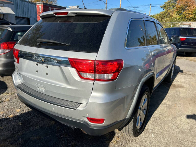 2011 Jeep Grand Cherokee Laredo photo 6