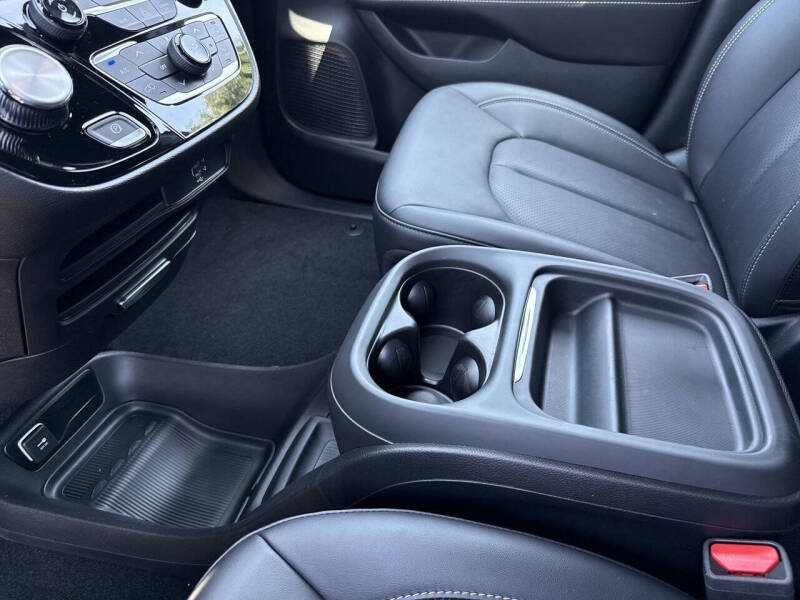 2027 Chrysler Pacifica Select