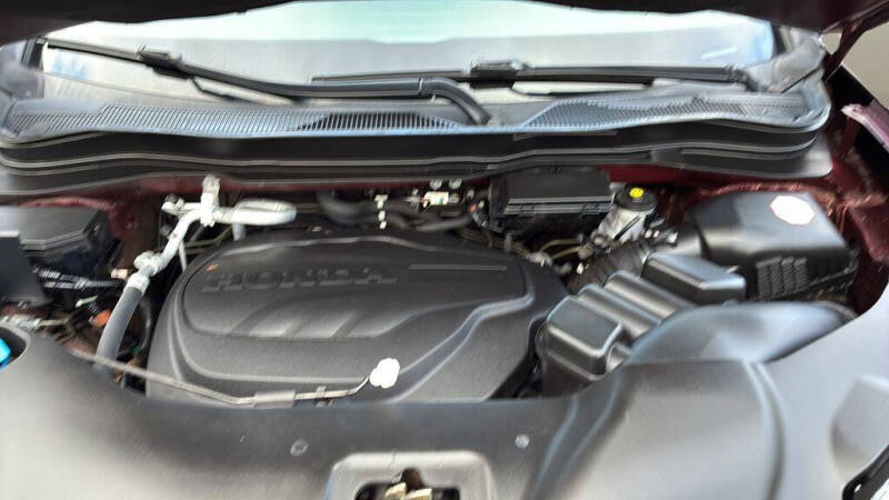 2021 Honda Pilot Touring w/Rear Captain's Chairs