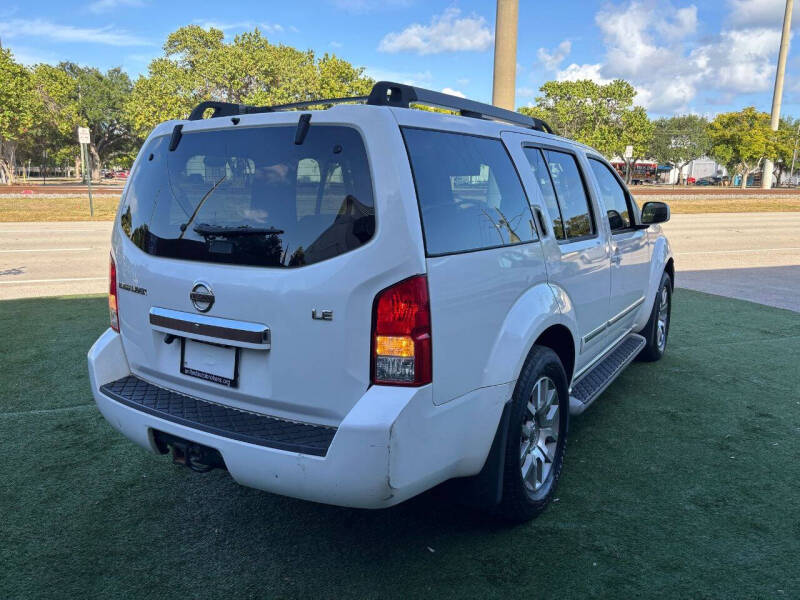 2011 Nissan Pathfinder LE