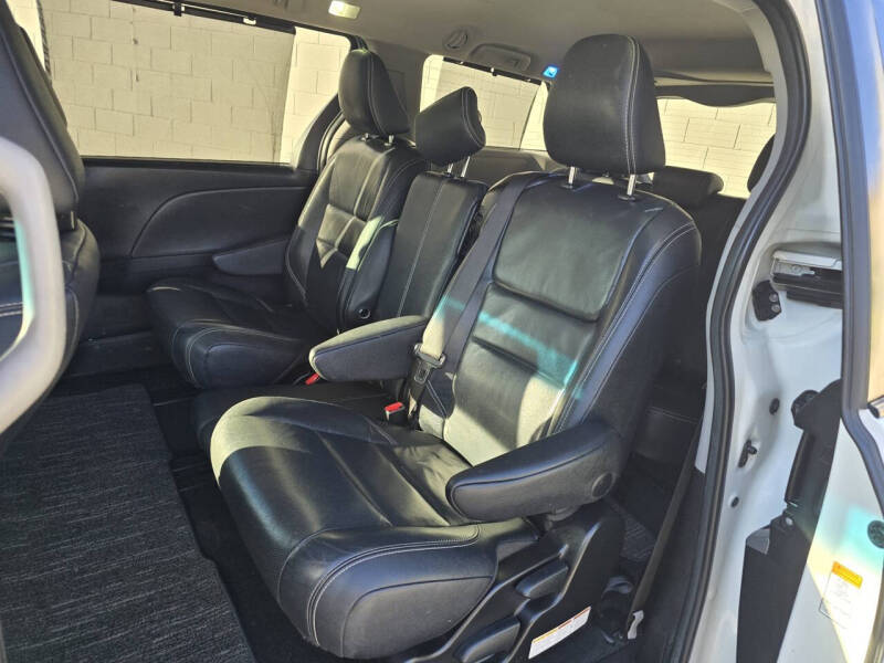 2017 Toyota Sienna SE Premium photo 17