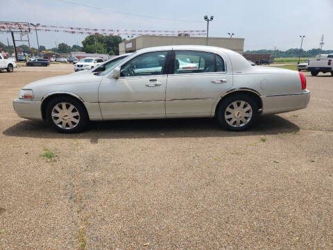 2004 Lincoln Town Car for sale at Frontline Auto Sales in Martin TN